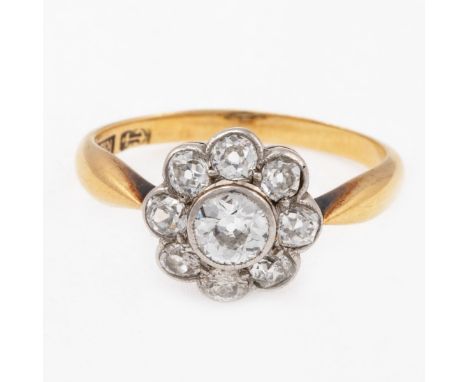 Blütenförmiger Diamantring des Art DécoUm 1920. 585/- Roségold und Silber, gestemp. Gewicht: 2,1 g. Punze: Anker, RIBO. 9 Dia