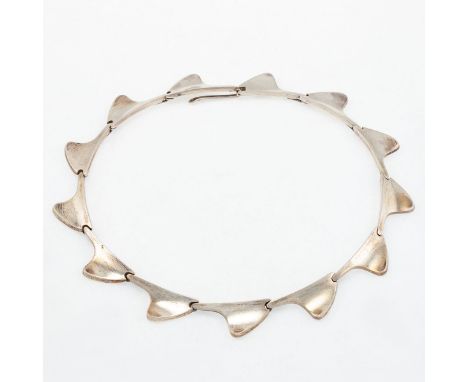 BENT KNUDSEN - Collier mit HaiflossenDänemark, 1960er Jahre. Design: Bent Knudsen (1924-1996). Modell: "Shark Fin". 925/- Sil