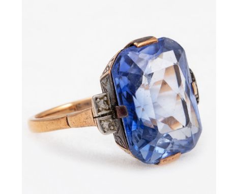 Art Déco-Ring mit Spinell585/- Roségold, ungestemp., geprüft und Silber. Gewicht: 6,7 g. 1 Spinell im Smaragdschliff ca. 14 c