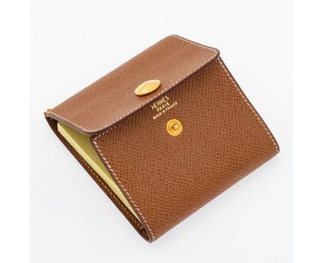 HERMÈS - Etui für Notizzettel aus Leder in BraunFa. Hermès, Paris. Braunes Kalbsleder, goldfarbener Beschlag: Hermes Paris. A