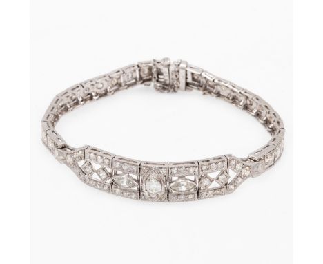Art Déco-ArmbandUm 1915. Platin, 5% Iridium, gestemp. Div. Diamanten im Alt- und Navetteschliff zus. ca. 4,64 ct (w/vsi-si). 