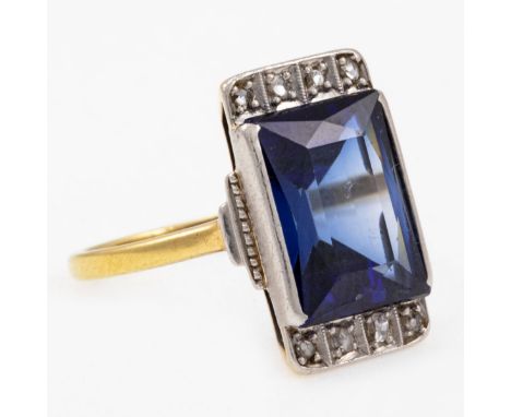 Art Déco Ring585/- Gelbgold, gestemp. und Silber. Gewicht: 4,4 g. 1 synthetischer Saphir im Smaragdschliff (1,1 x 0,95 x 0,56