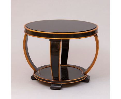 Art Deco SalontischWohl Frankreich, um 1920. Obstholz. H. 63 cm. D. 81 cm. Deckplatte mit eingelegter Glasplatte.