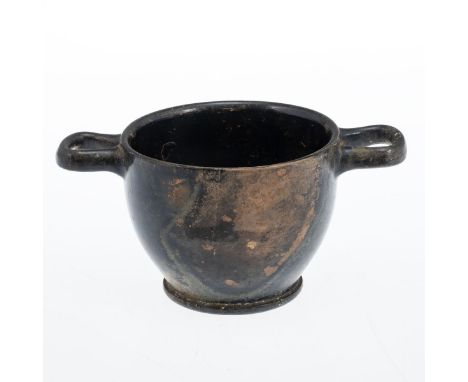Trinkschale (Skyphos)Magna Graecia, 300 - 200 v. Chr. Keramik, schwarzer Firnis. H. 7 cm. D. 9 cm. Bereibungen, Rissspur, Bes