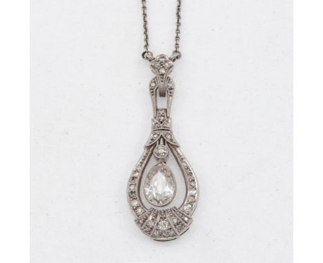 Art Déco Collier mit DiamanttropfenUm 1920. Platin, gestemp. Gewicht: 8,1 g. 1 Diamant im Tropfenschliff 1 - 1,1 ct (tw-w/vsi