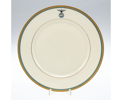 Speiseteller aus dem Service der Deutschen Zeppelin-Reederei Heinrich &amp; Co, Selb um 1935.Porzellan, weiß, elfenbeinfarbig