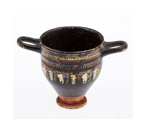 Trinkschale (Skyphos)Gnathia, 400 - 300 v. Chr. Keramik, schwarzer Firnis, Deckfarbe. H. 9 cm. Rest., teils etw. ber. Proveni