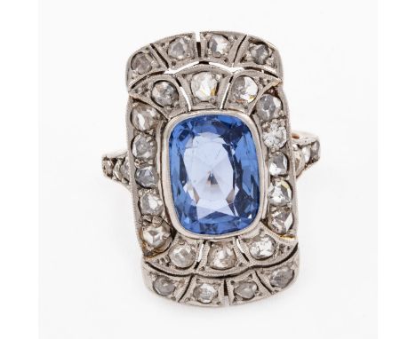 Saphirring des Art DécoUm 1920. 585/- Roségold und Silber, ungestemp. geprüft. Gewicht: 6,4 g. 1 Saphir im Smaragdschliff von