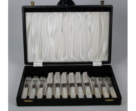Kent Silversmiths Mother of Pearl Fish Set for (6). This mother of pearl handled fish set comes with 6 knives and 6 forks in 