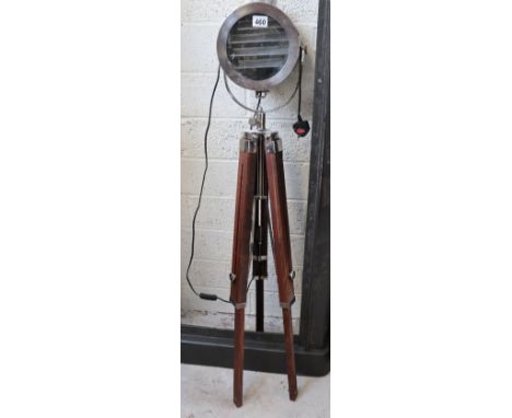 Tripod studio lamp