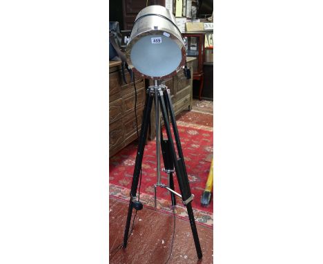 Tripod studio lamp