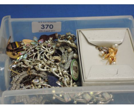 A small selection of costume jewellery including a gold plated articulated Steiff teddy pendant, diamante, cufflinks etc