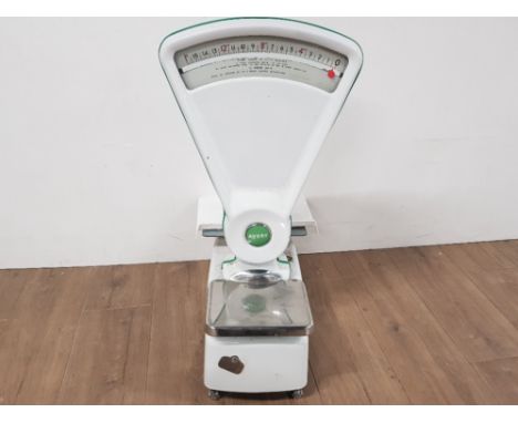 A SET OF VINTAGE MANUAL AVERY WEIGHING SCALES