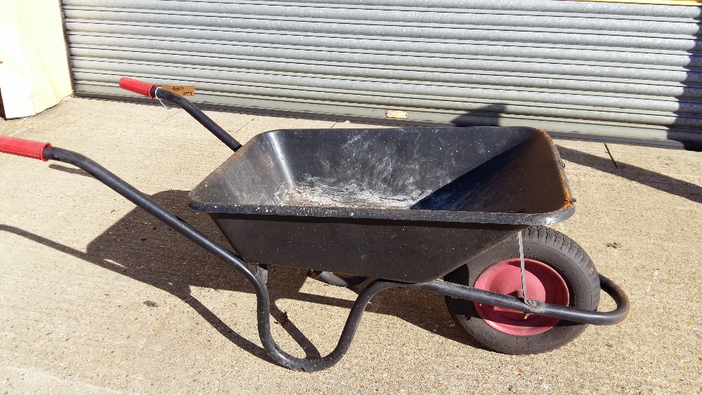 Chillington wheel barrow Please note this Lot is for one wheelbarrow