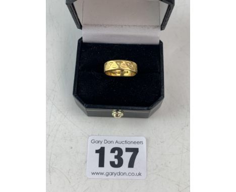 18k gold embossed wedding band, size J/K, w: 2.9 gms