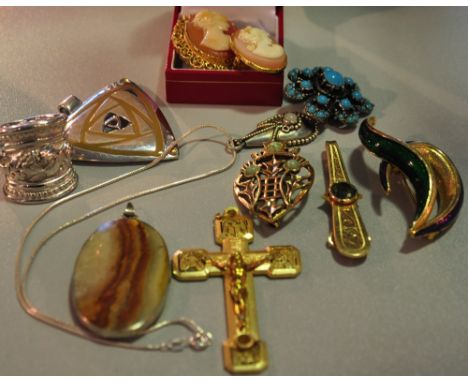 A small quantity of assorted jewellery to include an onyx pendant, a white metal scarf ring, a gilt crucifix etc