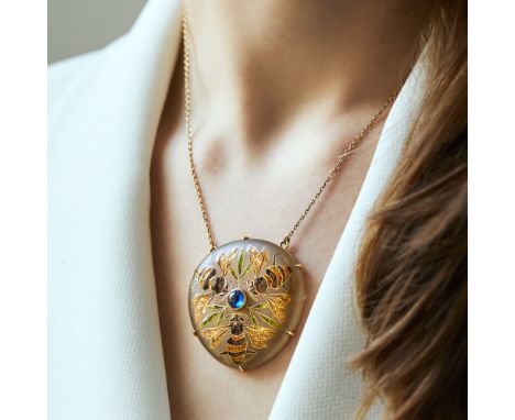 ƒ EMILE et ANDRE-FERNAND THESMAR - VERS 1900PENDENTIF EMAILLEIl est de forme légèrement triangulaire en pâte de verre translu