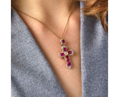 ANNEES 1880CROIX RUBIS ET DIAMANTSLa croix est à bordure mouvementée rehaussée de six rubis ovales dans des entourages de pet