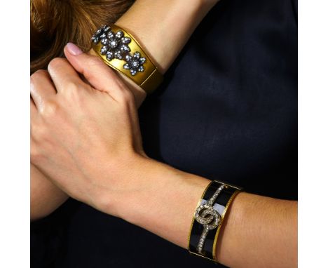 ANNEES 1860BRACELET EMAIL NOIR ET DIAMANTSLe bracelet rigide ouvrant est orné d'un grand motif noeud de ruban serti de diaman