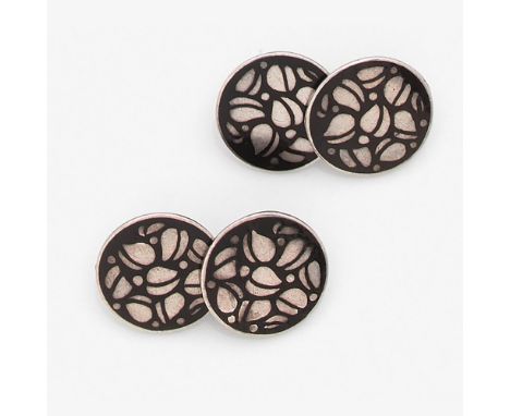 EPOQUE ART DECOPAIRE DE BOUTONS DE MANCHETTE EMAILIls sont de forme circulaire en argent et émail noir à décor de fleurs.Poid
