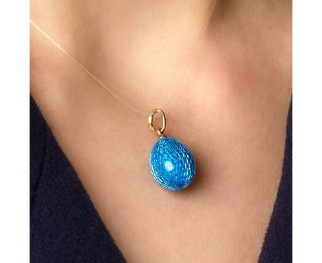 TRAVAIL RUSSE MODERNEPENDENTIF OEUF EMAILIl est en forme d'oeuf en or jaune 14K émaillé bleu turquoise sur fond de côtes tour