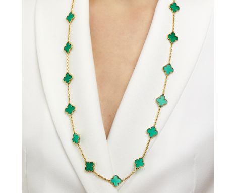 VAN CLEEF & ARPELS - ANNEES 1975SAUTOIR ALHAMBRA CHRYSOPRASE "VINTAGE"Il est composé de vingt motifs "Alhambra" ornés de chry