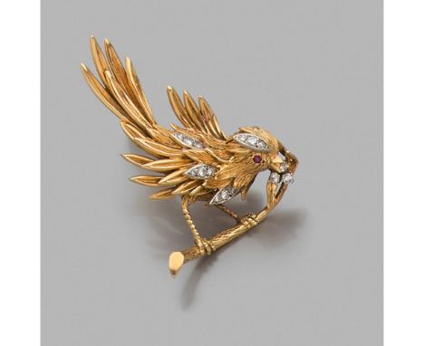 BOUCHERON - ANNEES 1960CLIP PETIT OISEAU EXOTIQUEIl est représenté picorant sur une branche. Monture en or jaune 18K texturé 