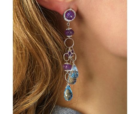 PAIRE DE PENDANTS TOPAZES BLEUES ET AMETHYSTESIls sont formés d'une chute de briolettes de topazes bleues et de boules d'amét