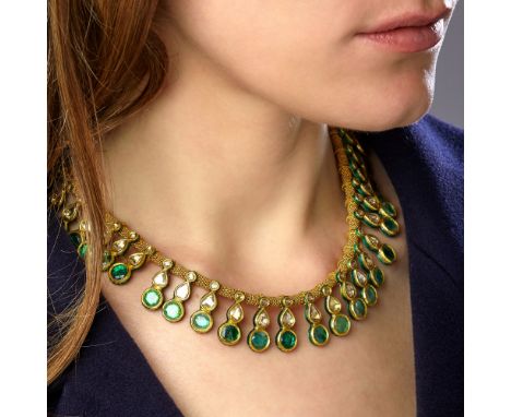 RADJASTHAN - ANNEES 1880COLLIER DRAPERIE INDIENLe collier est formé d'une suite de vingt-cinq motifs mobiles sertis de diaman