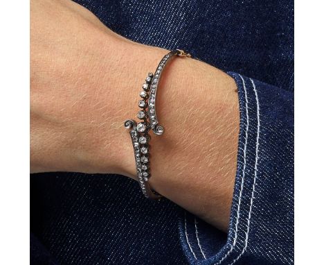 TRAVAIL FRANCAIS - ANNEES 1880BRACELET RIGIDE DIAMANTSIl comporte un motif croisé entièrement serti de diamants taille brilla