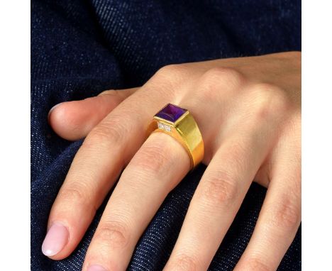 TRAVAIL FRANCAIS - ANNEES 1960BAGUE CHEVALIERE D'HOMME AMETHYSTEElle porte une améthyste carrée en sertissure. Les bordures s