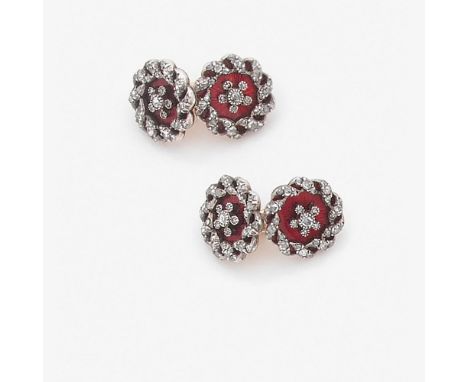 TRAVAIL RUSSE - ANNEES 1890PAIRE DE BOUTONS DE MANCHETTE EMAILIls sont de forme ronde en émail rouge à fond rayonnant. Bordur