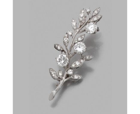 BOUCHERON - ANNEES 1960BROCHE JOAILLERIE BRANCHE FLEURIEElle est rehaussée de trois diamants taille brillant principaux en ch