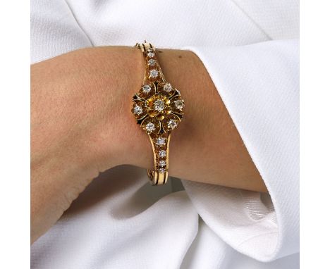 ANNEES 1880BRACELET RIGIDE FLEURAu centre une fleur stylisée est ornée de diamants taille brillant (TA) en châtons à griffes 