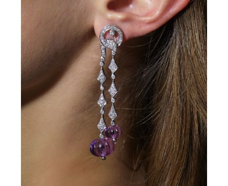 PENDANTS D'OREILLES AMETHYSTESIls sont constitués de deux boules d'améthyste godronnées soutenues par une guirlande pavée de 