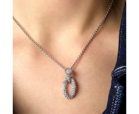BOUCHERONPENDENTIF COLLECTION "SERPENT BOHEME"Il est en forme d'anneau ovale, la bélière ovale pavée de diamants taille brill