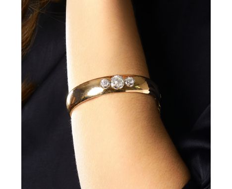 TRAVAIL FRANCAIS - ANNEES 1910BRACELET JONC TROIS DIAMANTSIl porte trois diamants taille brillant (TA) dont un plus important