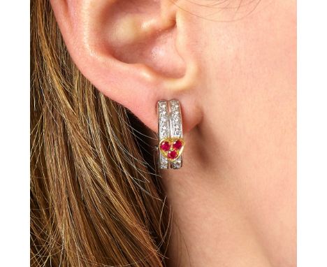 REPOSSIPAIRE DE PETITES CREOLES RUBIS DIAMANTSElles sont serties de deux lignes de diamants taille brillant surmontées par un