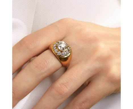 TRAVAIL FRANÇAIS - ANNEES 1945BAGUE DÔME DIAMANTElle est ornée au centre d'un diamant coussin dans un entourage de diamants t