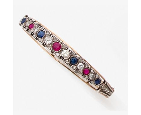 TRAVAIL FRANÇAISBRACELET RIGIDE SAPHIRS DIAMANTS RUBISLe bracelet rigide ouvrant porte des saphirs et rubis ronds alternés de