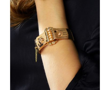 TRAVAIL FRANCAIS - ANNEES 1880LARGE BRACELET CEINTURELe bracelet rigide ouvrant comporte un décor de boucle stylisée, une lig