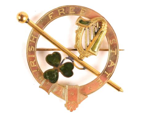1920s Irish Free State brooch. A gilt metal pin-back brooch in the form of a penannular cloak pin with a Connemara marble-mou
