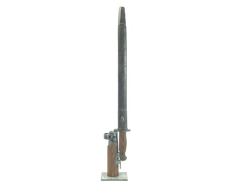 Wilkinson 1907 pattern SMLE Lee Enfield bayonet, with scabbard, fitted onto composite rifle muzzle display stand. 57cm long 