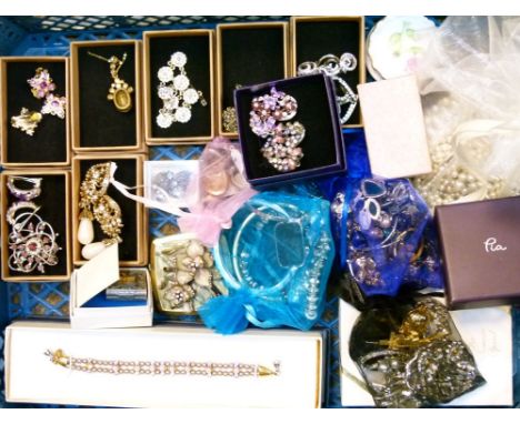Assorted costume and other jewellery to include; boxed modern gift wares, brooches, necklaces, ear clips, trinket box etc  