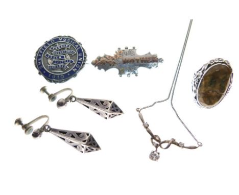 Assorted jewellery to include Edward VII silver and enamel bar brooch of the Sheffield Musical Union 1910, 'Mother' bar brooc
