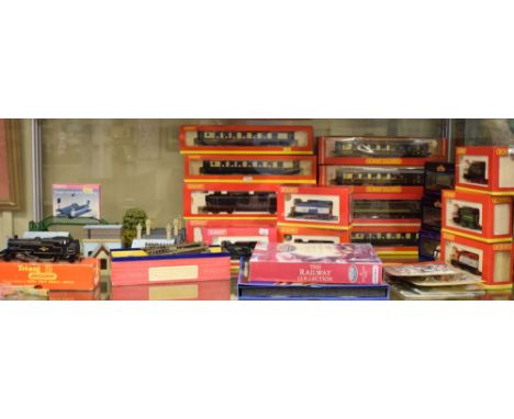 Large quantity of Hornby OO gauge railway locomotives, carriages, and accessories to include R2783, R4143A Pullman First Clas