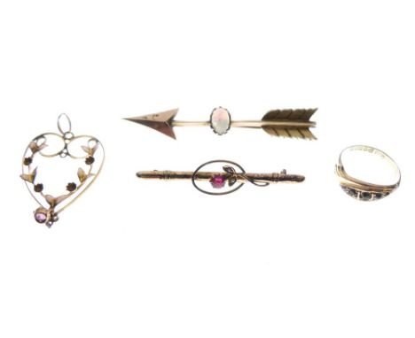 9ct gold and opal-set brooch in the form of an arrow, Birmingham 1924, together with an Edward VII 9ct gold ring, Chester 190