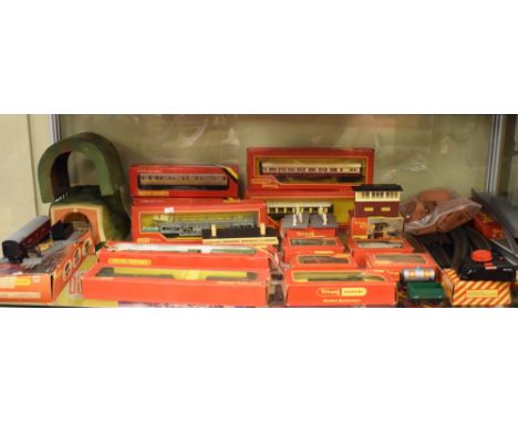 Quantity of Hornby and Triang OO gauge railway train set locomotives, carriages and accessories to include; R356S, 0-6-0 Dies