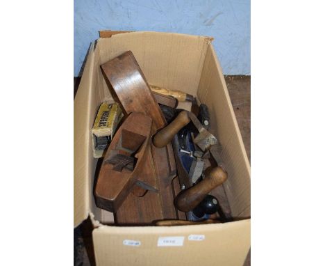 Box of vintage planes, woodworking tools etc