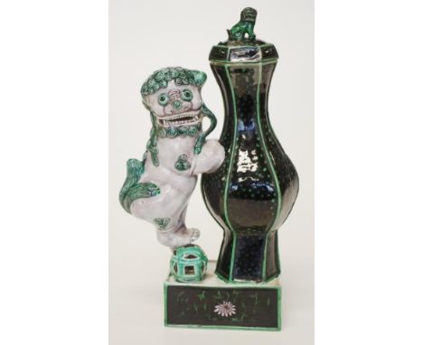Chinese Kangxi style green vase with Foo Dog on a oblong base &amp; Foo dog finial lid. 23.5cm high